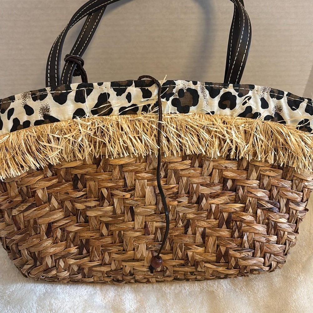 AUGUST BRAND..STRAW BAG HAS STRAW FRINGE ACCENT ANIMAL PRINT CLOTH INTERIOR 🤎 - Picture 7 of 9